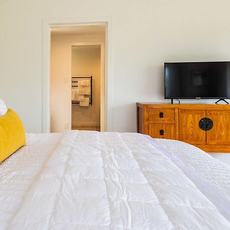 Spacious, Breezy Studio Apartment, Moments From Downtown And Beach Mount Maunganui Exteriör bild